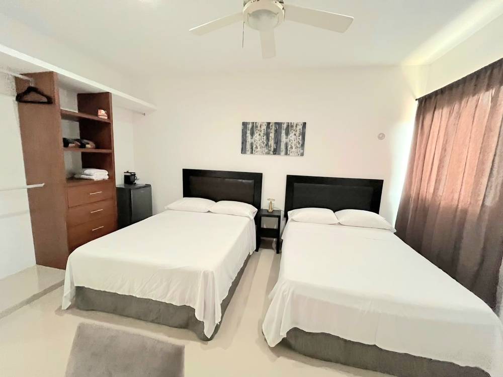 Habitación doble, escritorio y TV